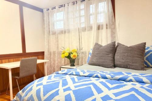 Giường trong phòng chung tại Cottage like home in Toronto