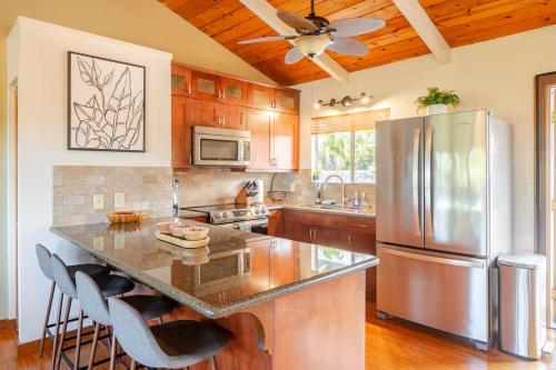 Кухня или мини-кухня в Vacation Home In Kailua Kona-Aloha Breeze
