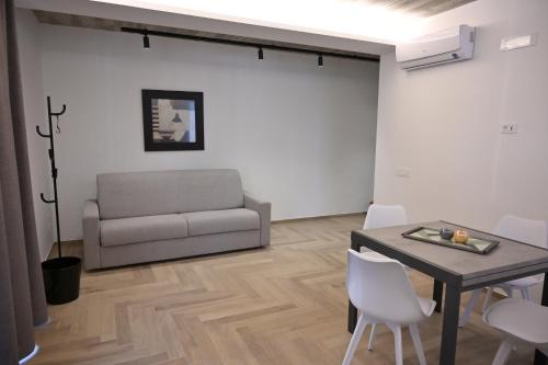 庞特卡格纳诺Bed and Breakfast inCentro - Pontecagnano的带沙发、桌子和椅子的客厅