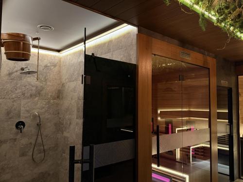 ein Badezimmer mit Dusche mit Glastür in der Unterkunft GreenHill Bachleda in Zakopane