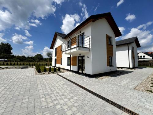 乌斯特龙Apartament z wanną z hydromasażem的一座带大型车道的房屋