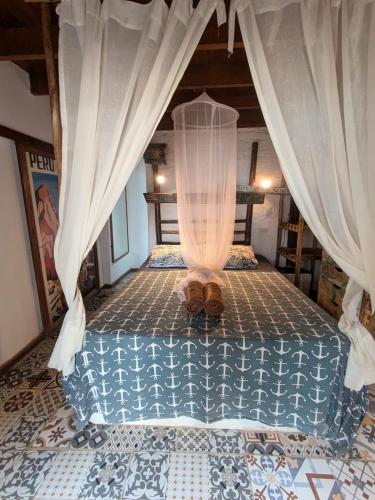 En eller flere senge i et værelse på Seafront Flat