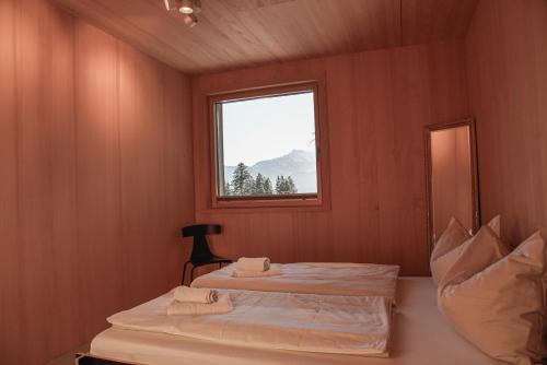two beds in a room with a window at Z91 - Skandi-Architektenhaus mit Bergblick in Bad Mitterndorf