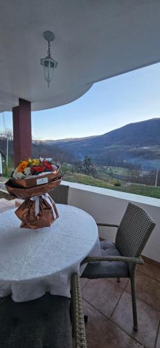 Cảnh núi rừng hoặc tầm nhìn ra núi từ nhà nghỉ dưỡng