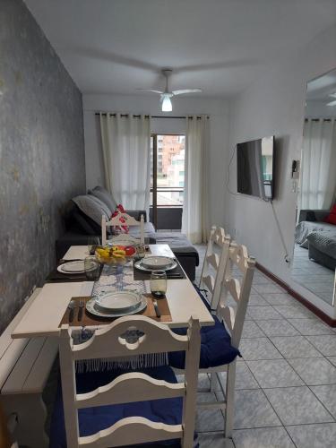 een eettafel en stoelen in de woonkamer bij Apartamento 100metros do Mar 2 quartos in Bombinhas