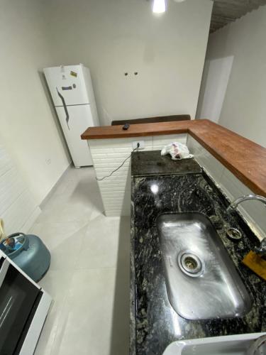 casa de temporada litoral Boraceia Beach - são sebastião في ساو سيباستياو: مطبخ مع حوض حديد قابل للصدأ