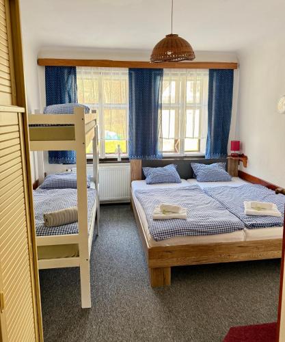 Llit o llits en una habitació de Chata Amálka