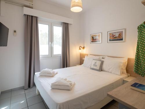 Ένα ή περισσότερα κρεβάτια σε δωμάτιο στο 1BR Renovated Apartment By the Sea