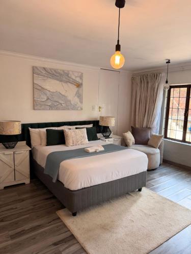 Ένα ή περισσότερα κρεβάτια σε δωμάτιο στο Cozy Urban Oasis in Hatfield