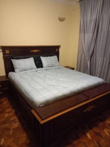 un letto grande in una camera da letto con finestra di Guest house ad Addis Abeba