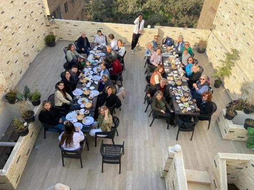 un grupo de personas sentadas en mesas largas en Silver Night Hotel, en El Cairo