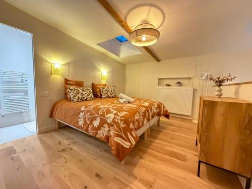 una camera con un grande letto e un soffitto di Cottage a Pontivy