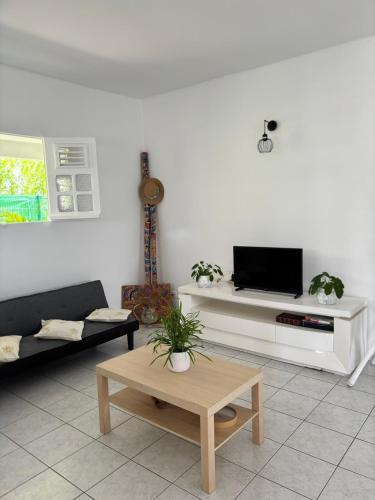 Μια τηλεόραση ή/και κέντρο ψυχαγωγίας στο Villa Bwa Flè - maison vue mer à 5 mi de la plage