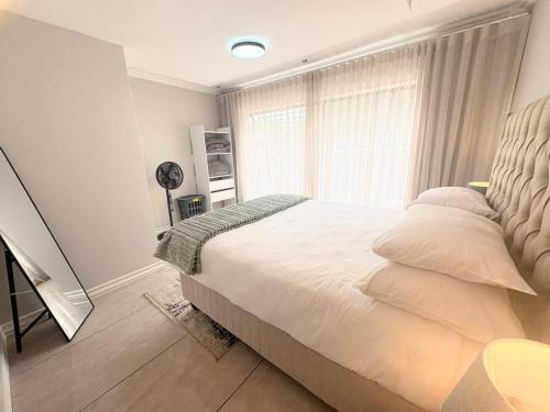 En eller flere senge i et værelse på Self Checkin - Luxury Tranquil Apartment in Guesthouse