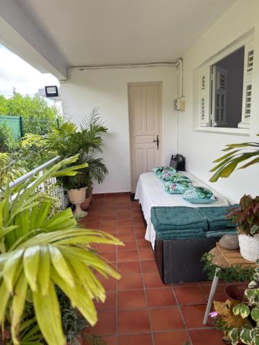 Ένα ή περισσότερα κρεβάτια σε δωμάτιο στο Villa Bwa Flè - maison vue mer à 5 mi de la plage