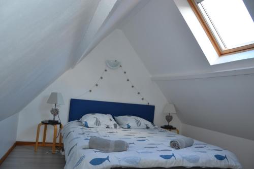 オーにあるLa Belle Aultoise, 4 chambres, WIFI, Vue mer, Baie de Sommeのベッドルーム1室(屋根裏部屋に青いベッド1台付)