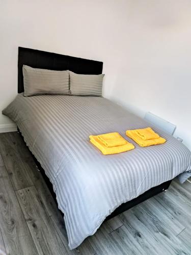 Ένα ή περισσότερα κρεβάτια σε δωμάτιο στο Modern 1 Bedroom Apt 1 near City Centre Parking