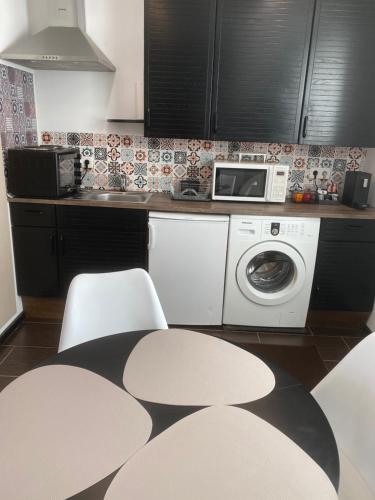 O bucătărie sau chicinetă la Ferienhaus David