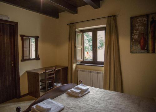Torre CapraraにあるHotel Palaghiaccioのテーブルと窓のある部屋