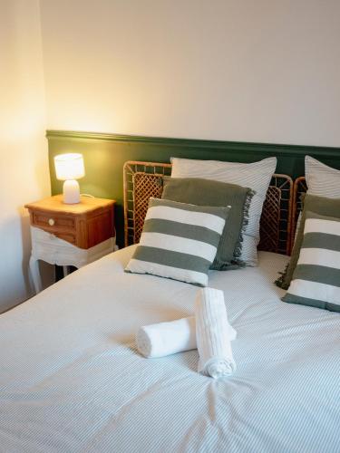 a bedroom with a bed with two towels on it at La Cabane 21, Maison, Andernos-Les-Bains in Andernos-les-Bains