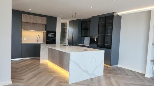 Η κουζίνα ή μικρή κουζίνα στο Whale Rock Height Estate