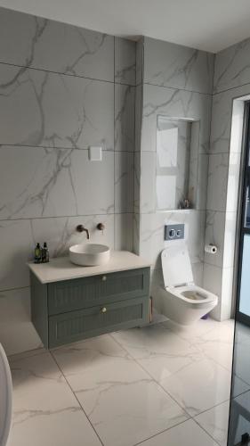 Ένα μπάνιο στο Whale Rock Height Estate