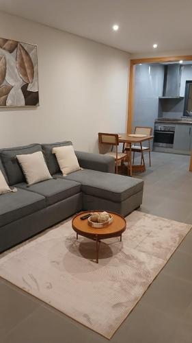 salon z kanapą i stolikiem kawowym w obiekcie Clara's Place - Faia Suite w mieście Praia