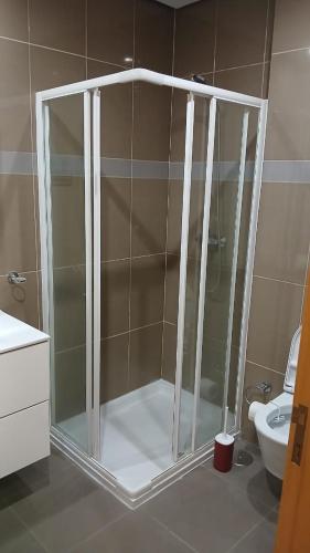 szklany prysznic w łazience z toaletą w obiekcie Clara's Place - Faia Suite w mieście Praia