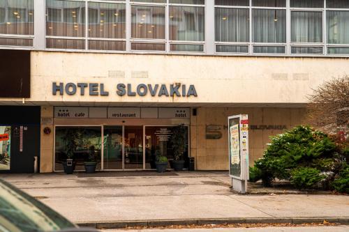 un cartello dell'hotel losahuota davanti a un edificio di Hotel Slovakia a Žilina