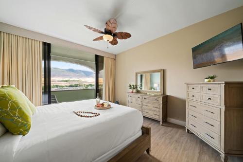 WaineeLahaina Shores PH4 · LS PH4 Breathtaking Panoramic Mountain View的卧室里有一张白色的大床和一扇窗户