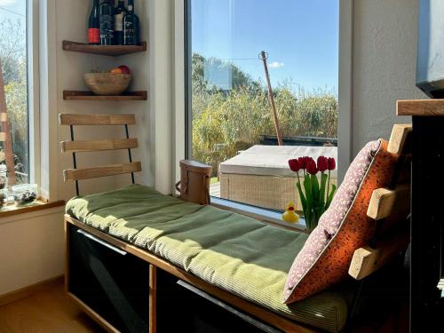 Postel nebo postele na pokoji v ubytování Skønt Tiny House Med Udsigt Til Åen