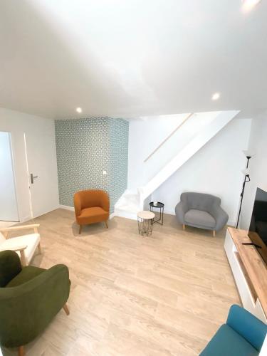 ein Wohnzimmer mit zwei Stühlen und einem Fernseher in der Unterkunft Chambre privée -Pessac-Modern BR1-1 in Pessac