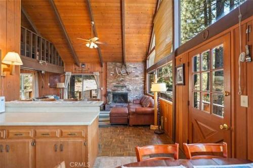 una cucina e un soggiorno di una casa con camino di Mountain Getaway - Stunning Views a Pine Mountain Club
