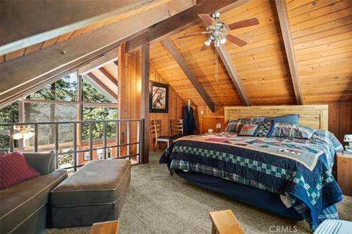 una camera da letto con un letto e un ventilatore a soffitto di Mountain Getaway - Stunning Views a Pine Mountain Club