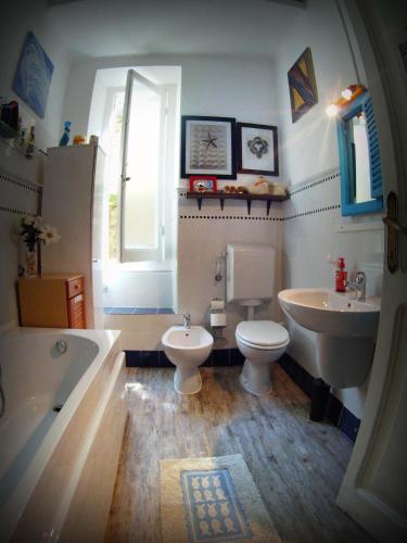a bathroom with a tub and a toilet and a sink at L'Andirivieni in Camogli