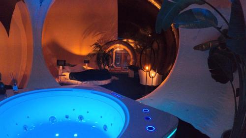 卡塔尼亚Bubble Glamping Sicily的一间带浴缸的浴室