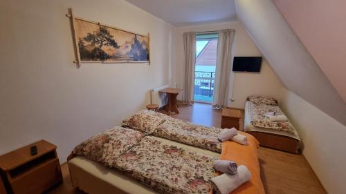 a small bedroom with a bed and a window at Willa u Skrajnioka in Czerwienne