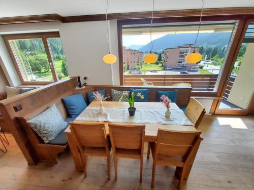a dining room with a table and a couch at Luxuriöses Penthouse in Davos modern hochwertig in Davos