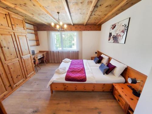 a bedroom with a large bed in a room at Luxuriöses Penthouse in Davos modern hochwertig in Davos