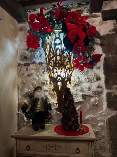 a vase with flowers on top of a table at Il Vicoletto in Artena