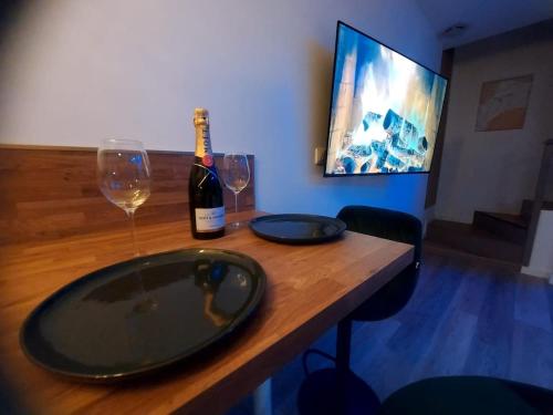 Ποτά στο Love Room chic et intime idéale pour un séjour à deux avec jacuzzi et balcon