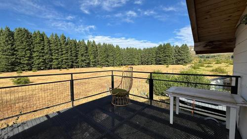 a balcony with a bench and a view of a field at Departamento a las afueras para 4 in San Martín de los Andes