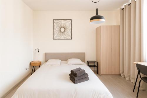 Voodi või voodid majutusasutuse Centre ville - cosy appartement - sous les parapluies toas