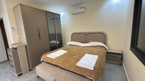 En eller flere senge i et værelse på Wadi Rum chalets