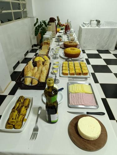 un lungo buffet di cibo su un tavolo di Soledade Pousada e Apart Hotel a Morro do Chapéu