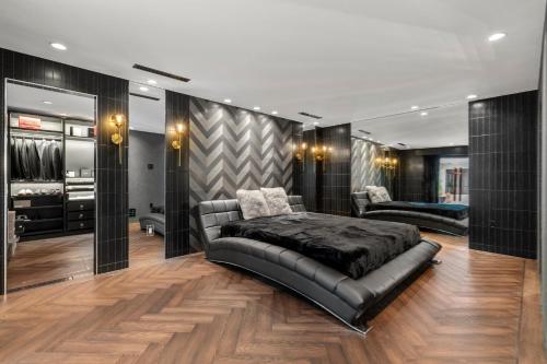 En eller flere senge i et værelse på Luxury Villa Heated Indoor Pool