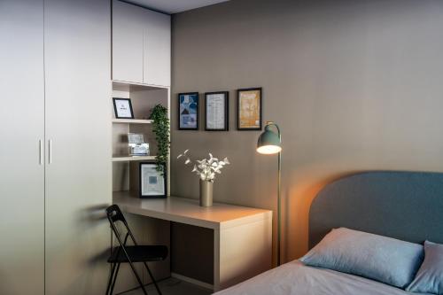 a bedroom with a desk and a bed at Locarno Center - Free Parking, Netflix and WiFi in Locarno