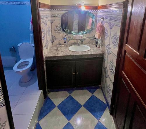 un bagno con lavandino, WC e specchio di Marrakech airport a Marrakech