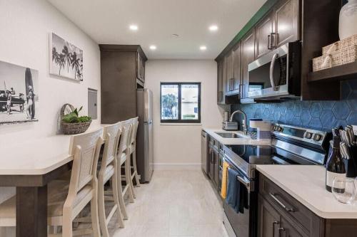 een keuken met houten kasten en een aanrechtblad bij 400 South - Unit F in Cocoa Beach