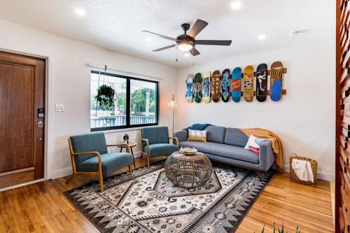 een woonkamer met een bank en een tafel bij 400 South - Unit E in Cocoa Beach